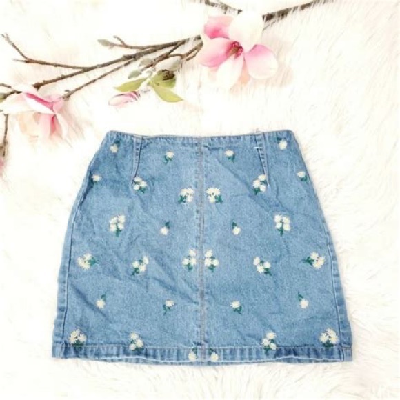 H&M Divided Daisy Embroidered Denim Skirt with Zipper - Picture 10 of 10